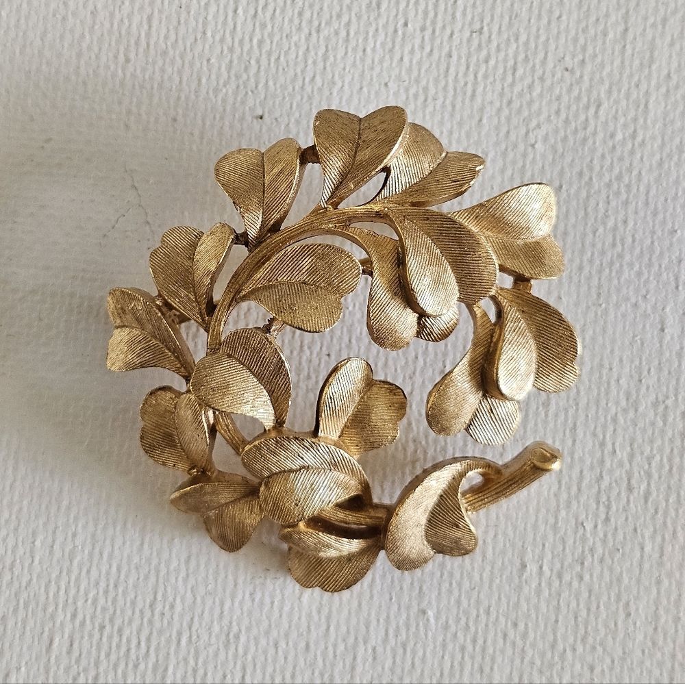 Vintage Trifari, Golden Circular of Heart Shaped Leaves (1526)